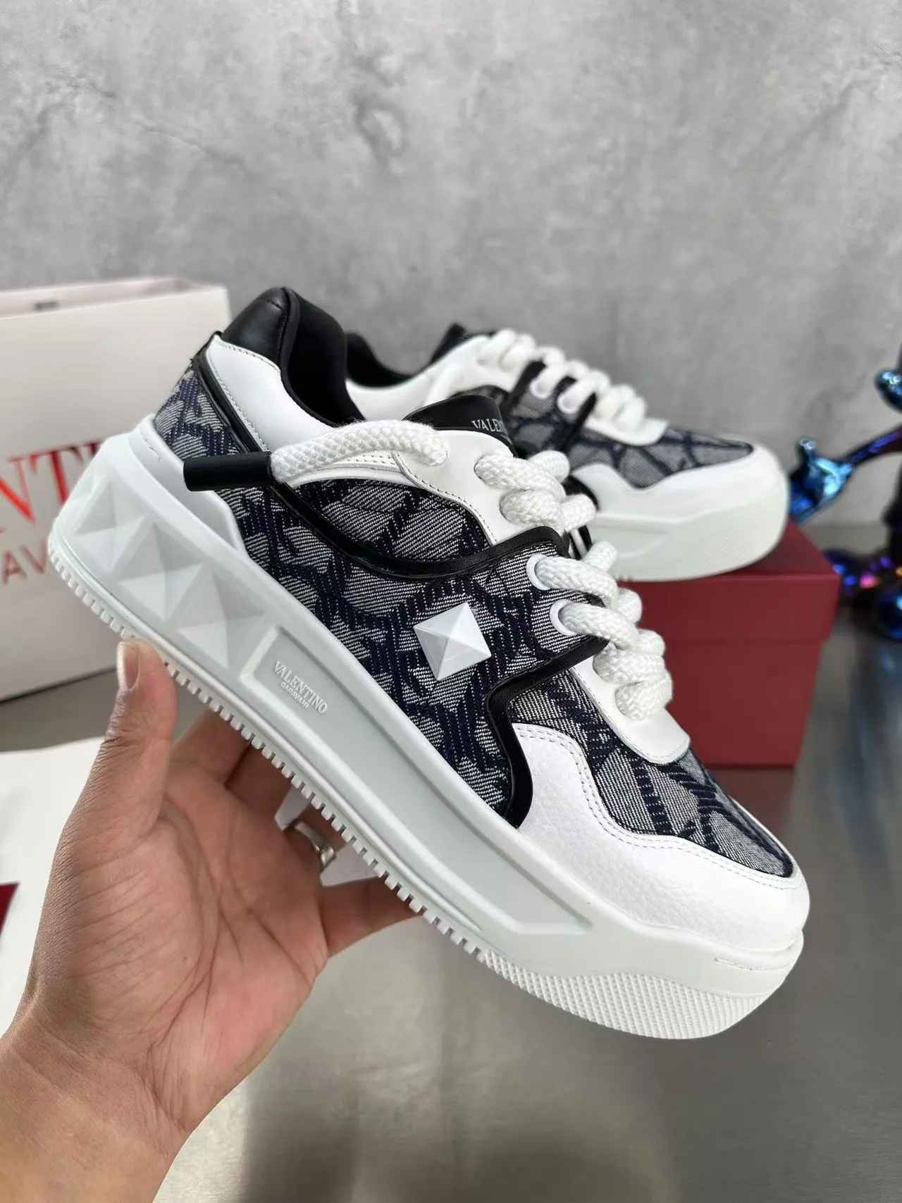 👟👟Ex-factory price 640👟👟 🔺Valentino🔺Valentino new casual shoes 2023 latest model hot style for catwalk couples, thick shoelaces, the same style as Elsa Hosk, Zhang Yixing, Guan Xiaotong and many other stars 🔥 Top version + lasting process, full oil edge on the upper. Fabric: Customized cowhide + cowhide lining with breathable mesh. Outsole: original molded TPU thickened outsole. Size for women is 35-40. Men’s size is 39-45.